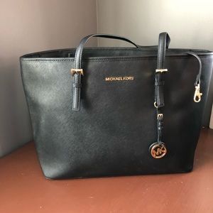 Michael Kors Jet Set Tote in Black